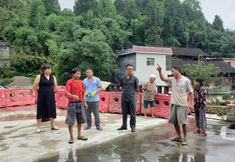 干警到当事人居住地摸清反应诉求.jpg