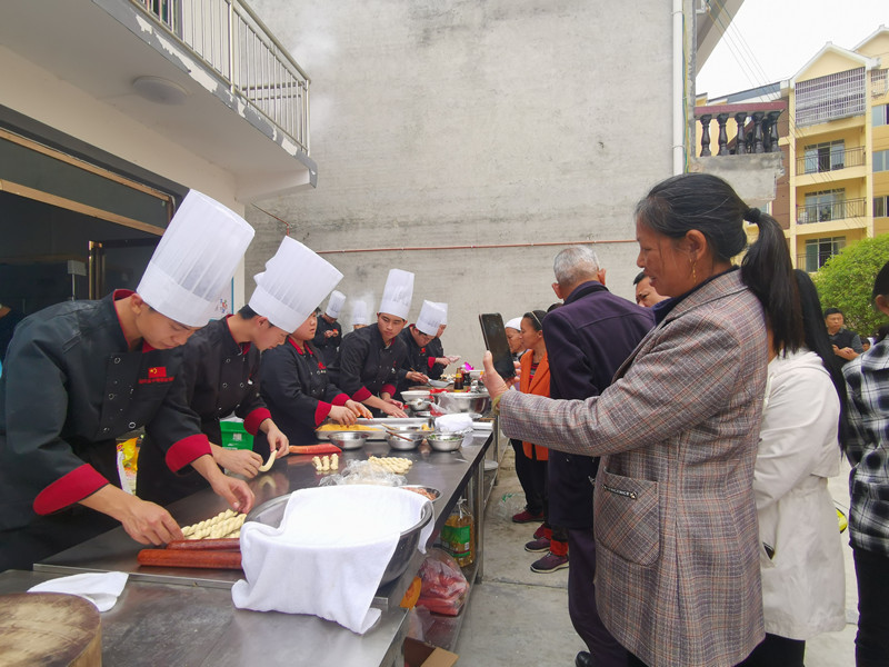 烹饪专业学生向居民演示食物制作过程_副本.jpg